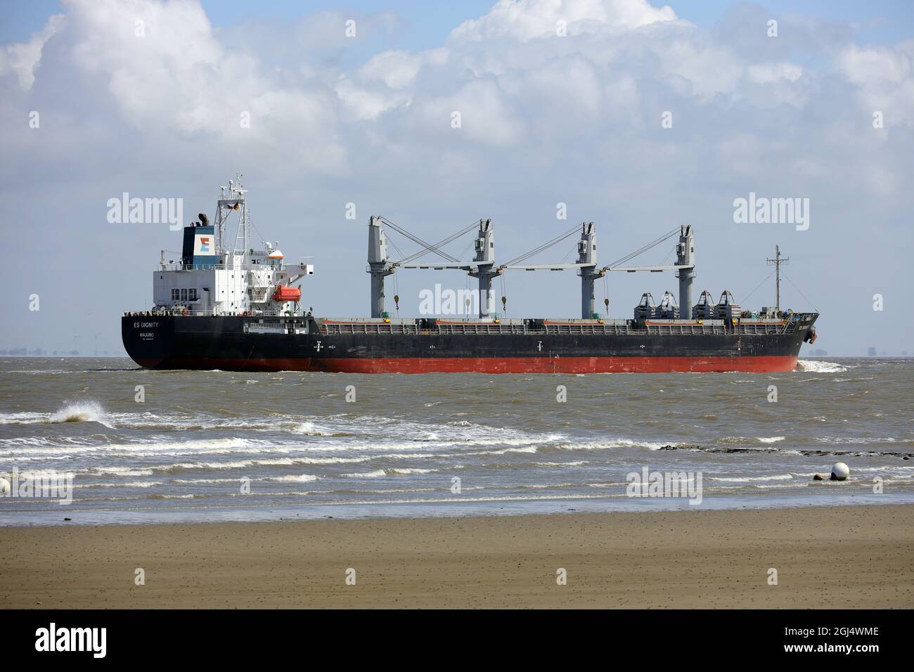 Le transporteur de vrac ES Dignity passera Cuxhaven le 13 juin 2021 en route vers Brunsbüttel. Banque D'Images