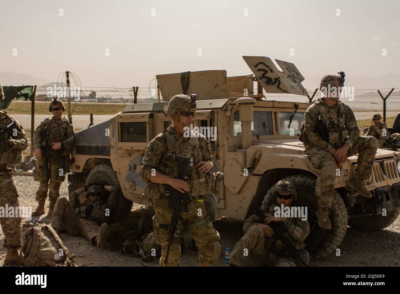 Des soldats de la Garde nationale affectés à la 34e Division d'infanterie du Minnesota assurent la sécurité à la fin du mois d'août à Kaboul, en Afghanistan. Déployés à l'appui de l'opération Spartan Shield, environ 400 soldats de la 34e ID ont été temporairement déplacés à Kaboul, en Afghanistan, et sont depuis arrivés en toute sécurité au Koweït, où ils sont affectés. (É.-U. Photo de l'armée par le 1er Lt. Edwin Anderson) Banque D'Images