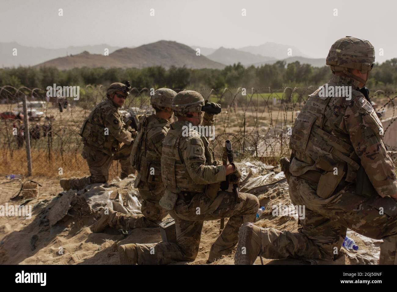 Des soldats de la Garde nationale affectés à la 34e Division d'infanterie du Minnesota assurent la sécurité à la fin du mois d'août à Kaboul, en Afghanistan. Déployés à l'appui de l'opération Spartan Shield, environ 400 soldats de la 34e ID ont été temporairement déplacés à Kaboul, en Afghanistan, et sont depuis arrivés en toute sécurité au Koweït, où ils sont affectés. (É.-U. Photo de l'armée par le 1er Lt. Edwin Anderson) Banque D'Images