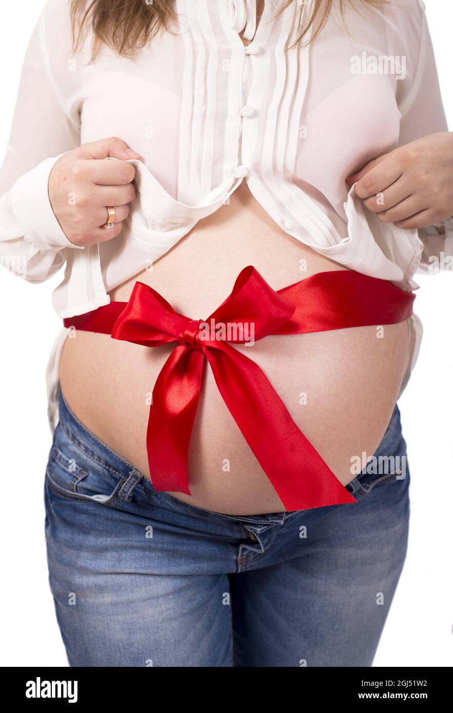 ruban rouge attaché autour du ventre d'une femme enceinte sur fond blanc  Photo Stock - Alamy