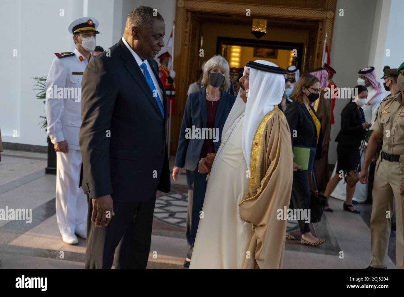 Le secrétaire à la Défense Lloyd J. Austin III fait ses adieux à sa Majesté le roi Hamad bin ISA Al Khalifa de Bahreïn, à Manama, le 7 septembre 2021. Le secrétaire Austin rencontre des partenaires régionaux et les remercie de leur coopération avec les États-Unis alors que nous avons évacué les Américains, les Afghans et les citoyens d'autres pays d'Afghanistan. Il réaffirmera nos solides relations de défense dans la région. Le secrétaire Austin rencontrera également des membres du service et du personnel du gouvernement des États-Unis pour les remercier de la compétence et du professionnalisme avec lesquels ils ont effectué l'évacuation. (Photo du DoD par Chad J. Mc Banque D'Images