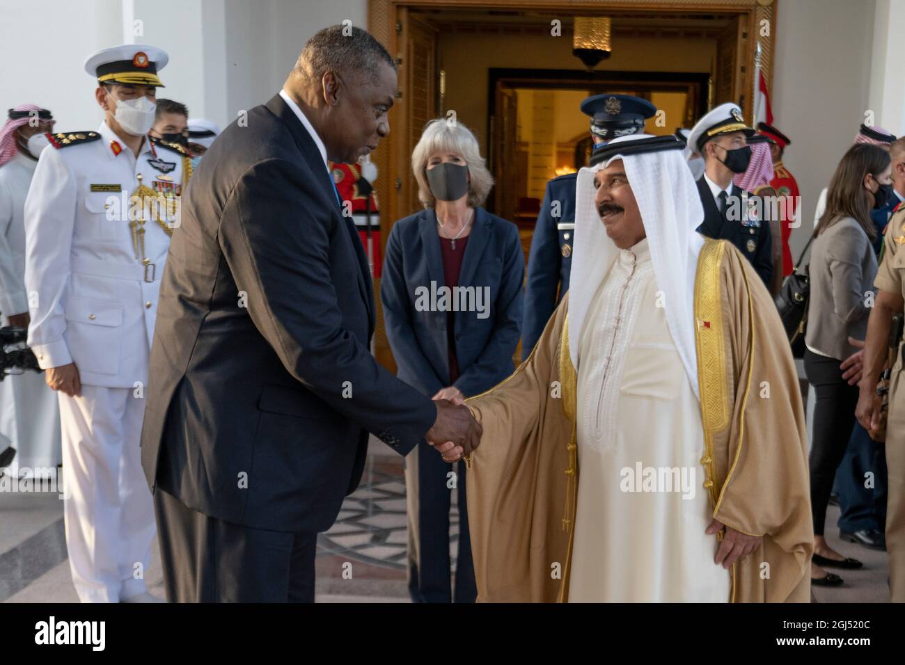 Le secrétaire à la Défense Lloyd J. Austin III fait ses adieux à sa Majesté le roi Hamad bin ISA Al Khalifa de Bahreïn, à Manama, le 7 septembre 2021. Le secrétaire Austin rencontre des partenaires régionaux et les remercie de leur coopération avec les États-Unis alors que nous avons évacué les Américains, les Afghans et les citoyens d'autres pays d'Afghanistan. Il réaffirmera nos solides relations de défense dans la région. Le secrétaire Austin rencontrera également des membres du service et du personnel du gouvernement des États-Unis pour les remercier de la compétence et du professionnalisme avec lesquels ils ont effectué l'évacuation. (Photo du DoD par Chad J. Mc Banque D'Images