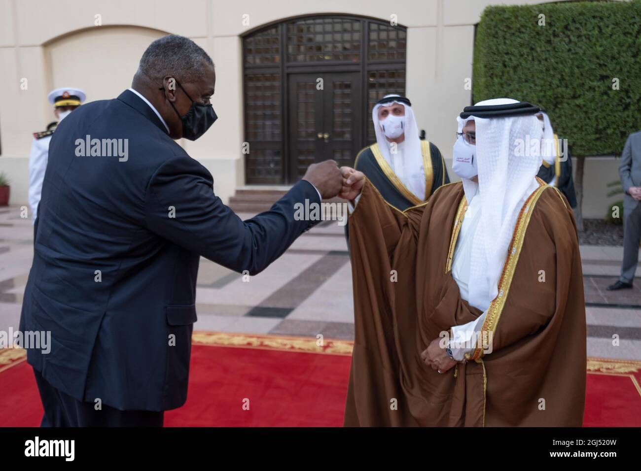 Le secrétaire à la Défense, Lloyd J. Austin III, accueille le prince héritier de Baharain, Salman bin Hamad, à Manama, Bahreïn, le 7 septembre 2021. Le secrétaire Austin rencontre des partenaires régionaux et les remercie de leur coopération avec les États-Unis alors que nous avons évacué les Américains, les Afghans et les citoyens d'autres pays d'Afghanistan. Il réaffirmera nos solides relations de défense dans la région. Le secrétaire Austin rencontrera également des membres du service et du personnel du gouvernement des États-Unis pour les remercier de la compétence et du professionnalisme avec lesquels ils ont effectué l'évacuation. (Photo DoD par Chad J. McNeeley) Banque D'Images