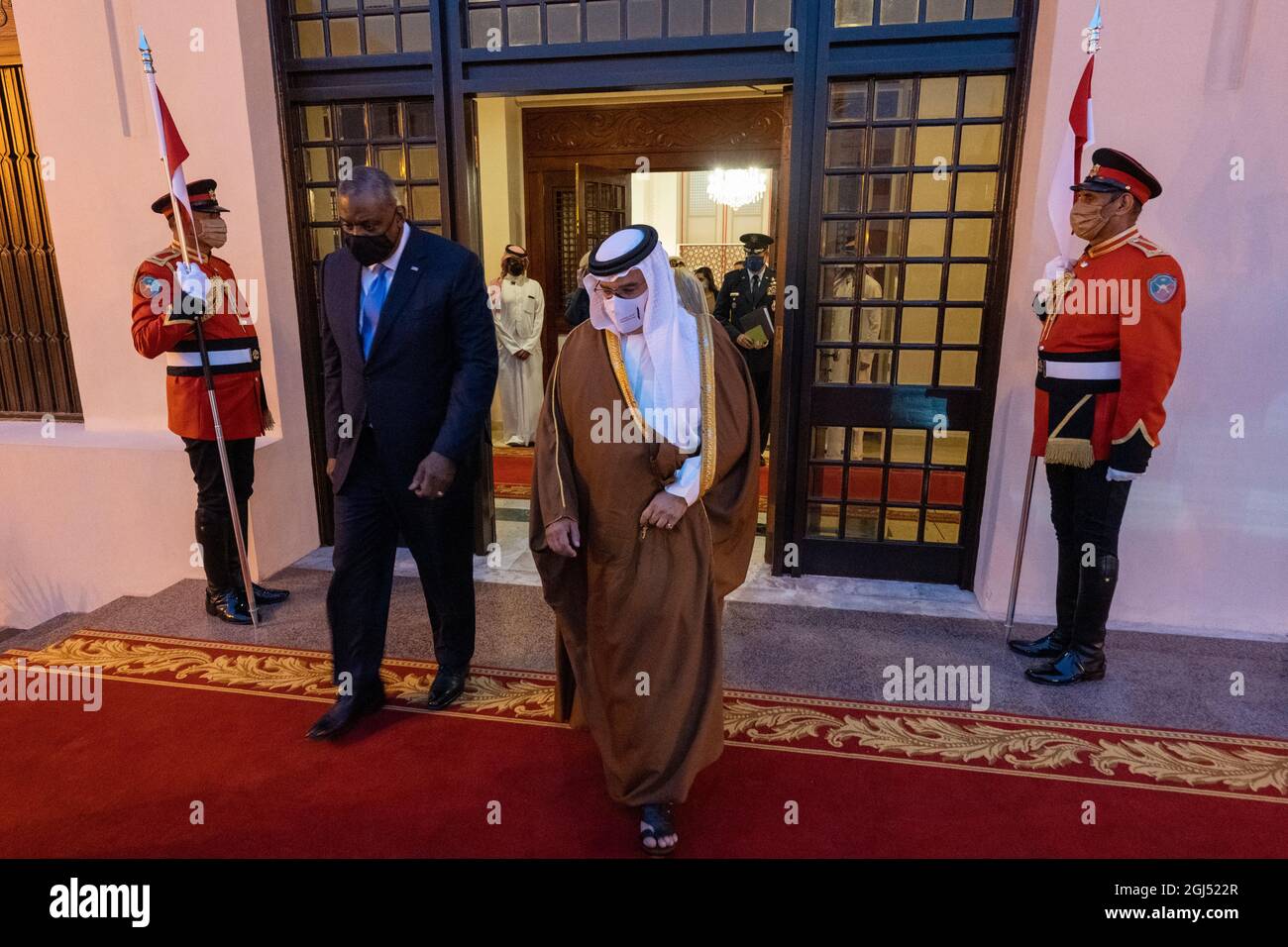 Le secrétaire à la Défense Lloyd J. Austin III quitte le palais Al Zaher après avoir rencontré le prince héritier de Baharain, Salman bin Hamad, à Manama, Bahreïn, le 7 septembre 2021. Le secrétaire Austin rencontre des partenaires régionaux et les remercie de leur coopération avec les États-Unis alors que nous avons évacué les Américains, les Afghans et les citoyens d'autres pays d'Afghanistan. Il réaffirmera nos solides relations de défense dans la région. Le secrétaire Austin rencontrera également des membres du service et du personnel du gouvernement des États-Unis pour les remercier de la compétence et du professionnalisme avec lesquels ils ont effectué l'évacuation Banque D'Images