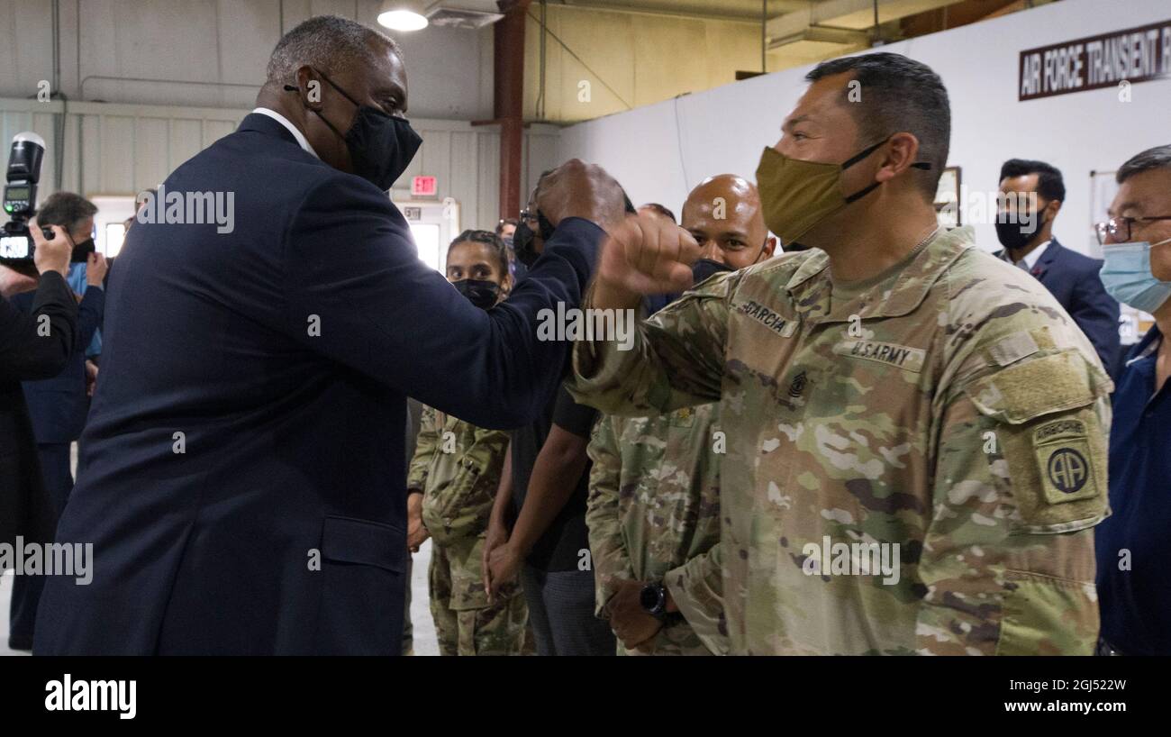 Le secrétaire à la Défense, Lloyd J. Austin III, rencontre des membres du service déployés au Qatar pour assister à l'évacuation en Afghanistan, le 7 septembre 2021. Le secrétaire Austin rencontre les partenaires régionaux de l'État du Golfe et les remercie de leur coopération avec les États-Unis alors que nous avons évacué les Américains, les Afghans et les citoyens d'autres pays d'Afghanistan. Il réaffirmera nos solides relations de défense dans la région. Le secrétaire Austin rencontrera également des membres du service et du personnel du gouvernement des États-Unis pour les remercier de la compétence et du professionnalisme avec lesquels ils ont effectué l'évacuation. (DoD pho Banque D'Images
