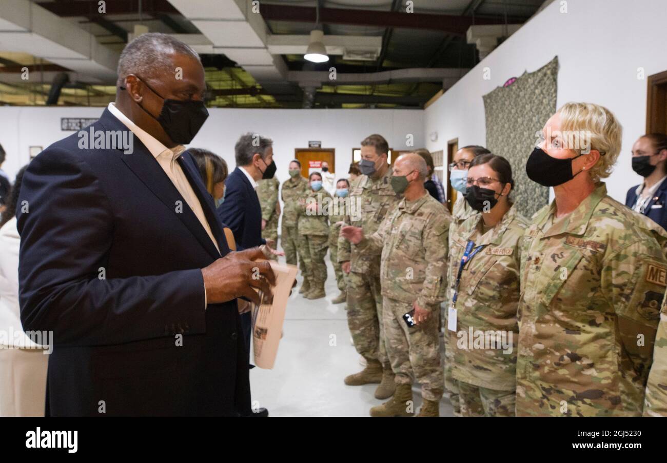 Le secrétaire à la Défense, Lloyd J. Austin III, rencontre des membres du service déployés au Qatar pour assister à l'évacuation en Afghanistan, le 7 septembre 2021. Le secrétaire Austin rencontre les partenaires régionaux de l'État du Golfe et les remercie de leur coopération avec les États-Unis alors que nous avons évacué les Américains, les Afghans et les citoyens d'autres pays d'Afghanistan. Il réaffirmera nos solides relations de défense dans la région. Le secrétaire Austin rencontrera également des membres du service et du personnel du gouvernement des États-Unis pour les remercier de la compétence et du professionnalisme avec lesquels ils ont effectué l'évacuation. (DoD pho Banque D'Images