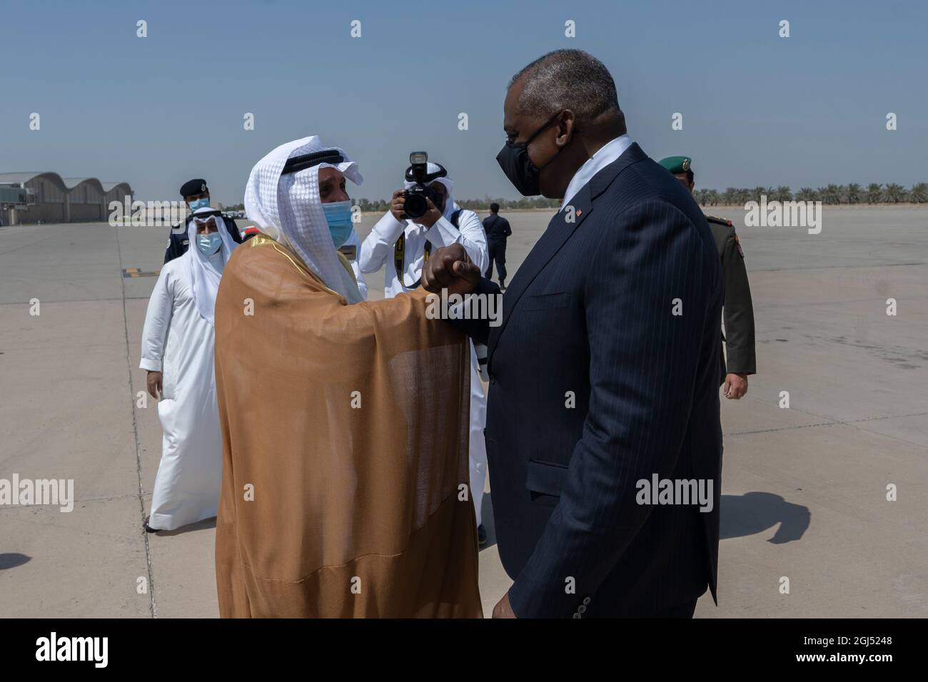 Le secrétaire à la Défense, Lloyd J. Austin III, est accueilli par le ministre koweïtien de la Défense, le cheikh Jaber Al Mubarek Al-Hamad Al-Sabah, le 8 septembre 2021. Austin en visite dans la région des États du Golfe rencontre avec des partenaires régionaux et les remercie de leur coopération avec les États-Unis alors que nous avons évacué les Américains, les Afghans et les citoyens d'autres nations d'Afghanistan. Il réaffirmera nos solides relations de défense dans la région. Le secrétaire Austin rencontrera également des membres du service et du personnel du gouvernement des États-Unis pour les remercier de la compétence et du professionnalisme avec lesquels ils ont effectué l'évacuation Banque D'Images