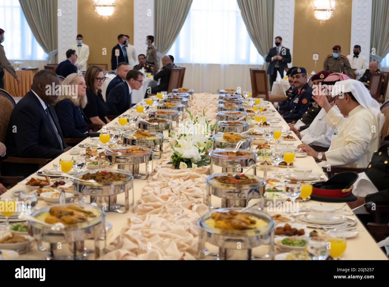 Le secrétaire à la Défense Lloyd J. Austin III rencontre le ministre koweïtien de la Défense Sheikh Jaber Al Mubarek Al-Hamad Al-Sabah, le 8 septembre 2021. Austin en visite dans la région des États du Golfe rencontre avec des partenaires régionaux et les remercie de leur coopération avec les États-Unis alors que nous avons évacué les Américains, les Afghans et les citoyens d'autres nations d'Afghanistan. Il réaffirmera nos solides relations de défense dans la région. Le secrétaire Austin rencontrera également des membres du service et du personnel du gouvernement des États-Unis pour les remercier de la compétence et du professionnalisme avec lesquels ils ont effectué l'évacuation. Banque D'Images