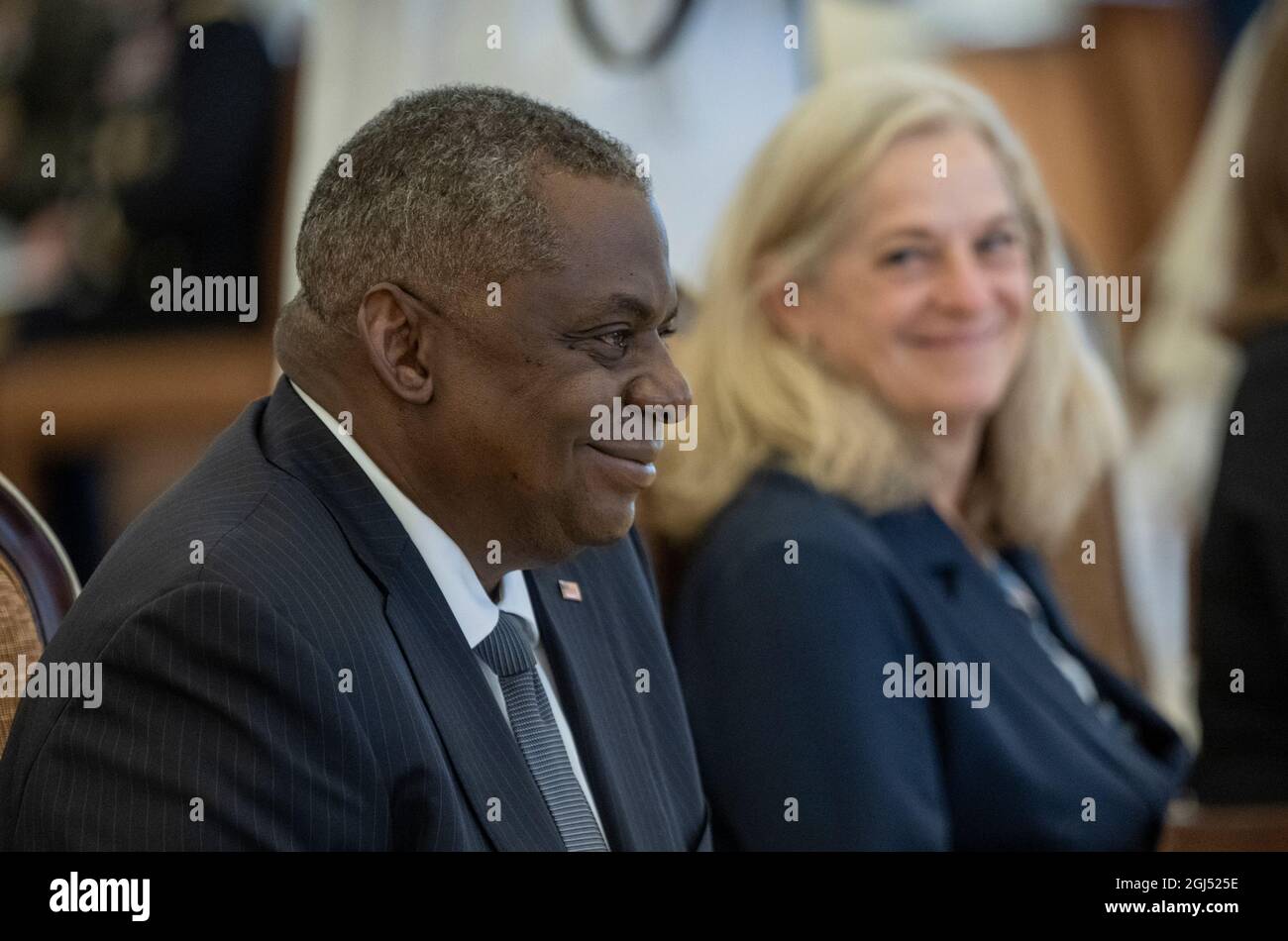 Le secrétaire à la Défense, Lloyd J. Austin III, et l'ambassadeur des États-Unis au Koweït, Alina L. Romanowski, ont rencontré le ministre koweïtien de la Défense, le cheikh Jaber Al Mubarek Al-Hamad Al-Sabah, le 8 septembre 2021. Austin en visite dans la région des États du Golfe rencontre avec des partenaires régionaux et les remercie de leur coopération avec les États-Unis alors que nous avons évacué les Américains, les Afghans et les citoyens d'autres nations d'Afghanistan. Il réaffirmera nos solides relations de défense dans la région. Le secrétaire Austin rencontrera également des membres du service des États-Unis et du personnel du gouvernement des États-Unis pour les remercier de leur compétence et de leur professionnalisme Banque D'Images