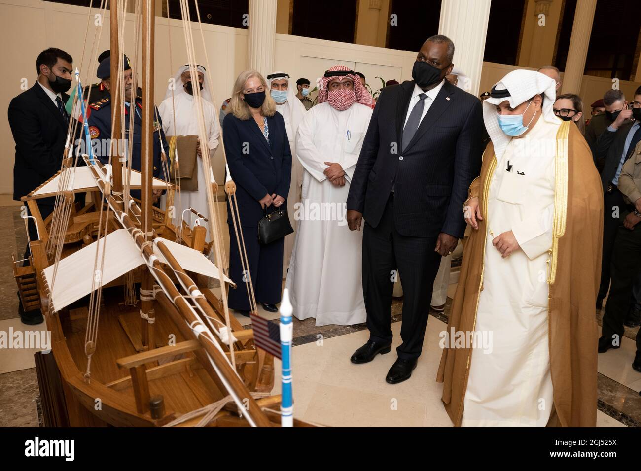 Le secrétaire à la Défense Lloyd J. Austin III est doué d'une réplique d'une bouée de pêche koweïtienne par le ministre koweïtien de la Défense Sheikh Jaber Al Mubarek Al-Hamad Al-Sabah, le 8 septembre 2021. Austin en visite dans la région des États du Golfe rencontre avec des partenaires régionaux et les remercie de leur coopération avec les États-Unis alors que nous avons évacué les Américains, les Afghans et les citoyens d'autres nations d'Afghanistan. Il réaffirmera nos solides relations de défense dans la région. Le secrétaire Austin rencontrera également des membres du service des États-Unis et du personnel du gouvernement des États-Unis pour les remercier de leur compétence et de leur professionnalisme Banque D'Images