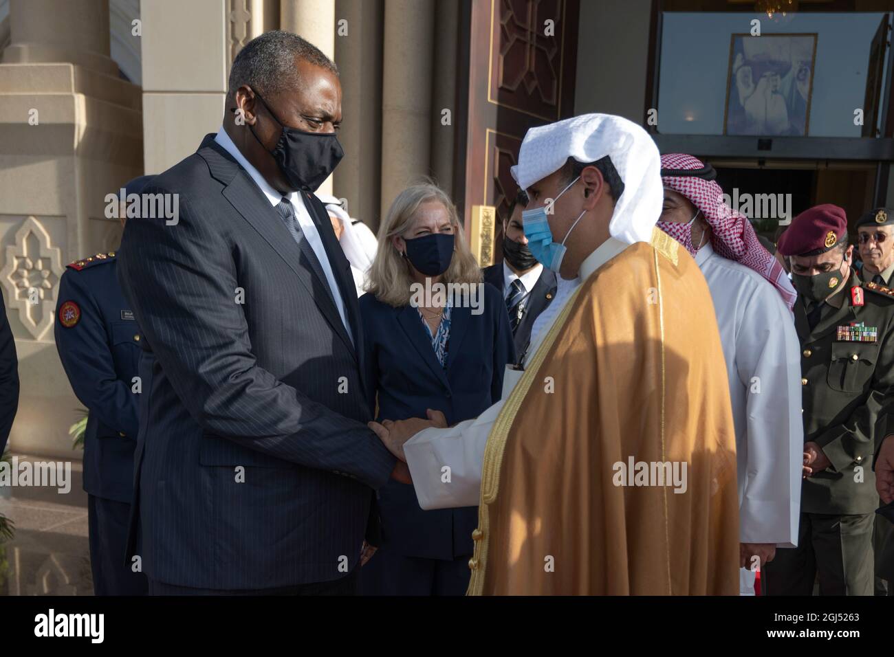 Le secrétaire à la Défense, Lloyd J. Austin III, fait ses adieux au ministre koweïtien de la Défense, le cheikh Jaber Al Mubarek Al-Hamad Al-Sabah, le 8 septembre 2021. Austin en visite dans la région des États du Golfe rencontre avec des partenaires régionaux et les remercie de leur coopération avec les États-Unis alors que nous avons évacué les Américains, les Afghans et les citoyens d'autres nations d'Afghanistan. Il réaffirmera nos solides relations de défense dans la région. Le secrétaire Austin rencontrera également des membres du service des États-Unis et du personnel du gouvernement des États-Unis pour les remercier pour la compétence et le professionnalisme avec lesquels ils ont dirigé le evacu Banque D'Images