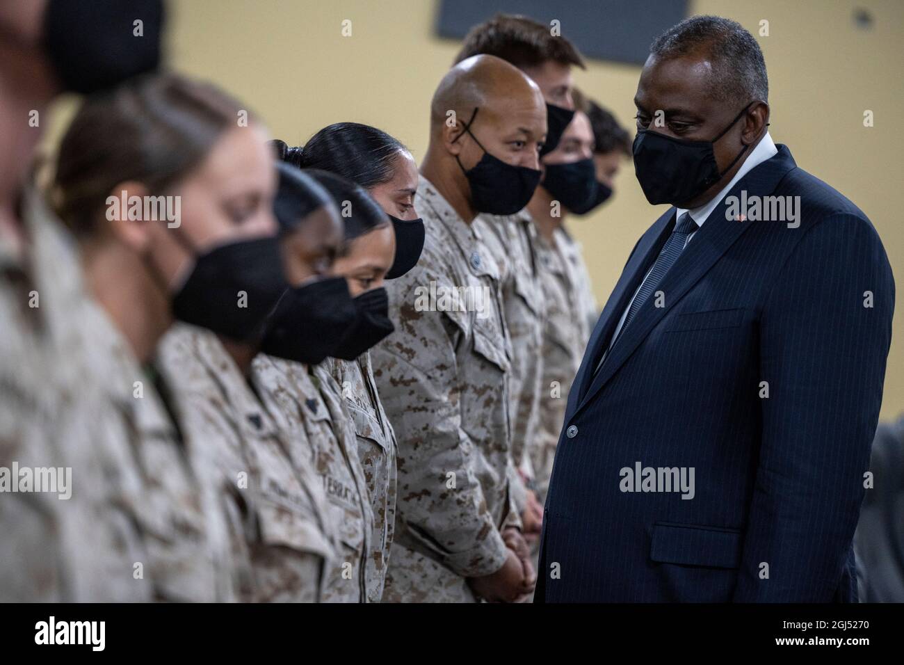 Le secrétaire à la Défense, Lloyd J. Austin III, visite des Marines américaines affectées à la 24e unité expéditionnaire maritime (UMM) au Camp Arifjan, au Koweït, le 8 septembre 2021. Le 24e MEU a perdu 10 Marines et un Sailor lors d'un attentat à l'aéroport international Hamid Karzaï, en Afghanistan, le 26 août 2021. Le MEU a contribué à l'évacuation des citoyens américains et des Afghans du pays. Austin, en visite dans la région des États du Golfe, rencontre avec des partenaires régionaux et les remercie de leur coopération avec les États-Unis alors que nous avons évacué d'Afghanistan les Américains, les Afghans et les citoyens d'autres pays. Il wi Banque D'Images