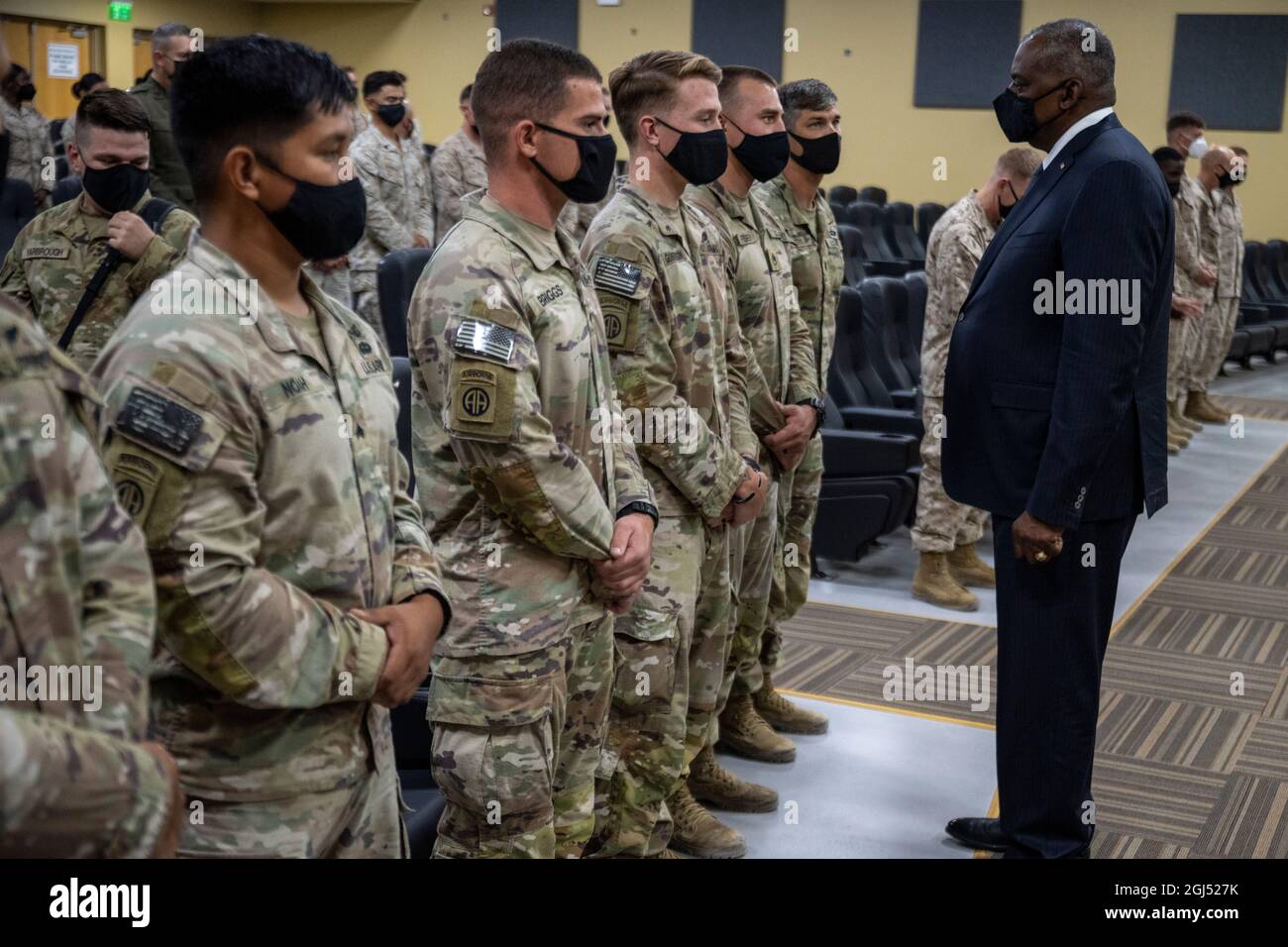 Le secrétaire à la Défense, Lloyd J. Austin III, visite des soldats affectés à la 82e Division aéroportée du Camp Arifjan (Koweït), le 8 septembre 2021. La diversion a perdu un soldat dans un attentat à l'aéroport international Hamid Karzaï, en Afghanistan, le 26 août 2021, tout en aidant à l'évacuation des citoyens américains et des Afghans du pays. Austin en visite dans la région des États du Golfe rencontre avec des partenaires régionaux et les remercie de leur coopération avec les États-Unis alors que nous avons évacué les Américains, les Afghans et les citoyens d'autres nations d'Afghanistan. Il va réaffirmer notre forte relation de défense Banque D'Images
