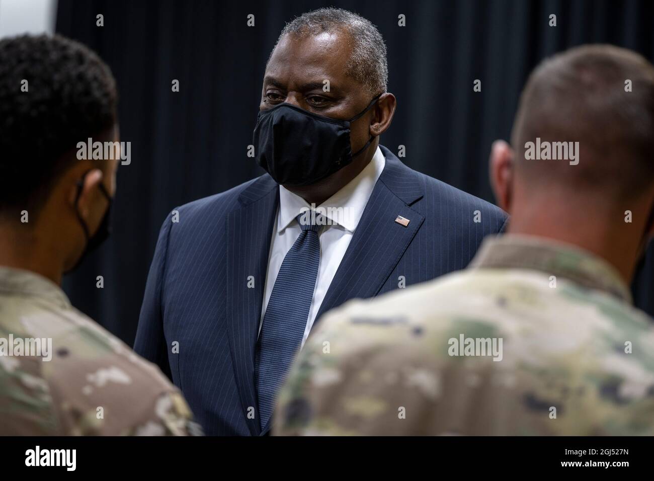 Le secrétaire à la Défense, Lloyd J. Austin III, visite des soldats affectés à la 82e Division aéroportée du Camp Arifjan (Koweït), le 8 septembre 2021. La diversion a perdu un soldat dans un attentat à l'aéroport international Hamid Karzaï, en Afghanistan, le 26 août 2021, tout en aidant à l'évacuation des citoyens américains et des Afghans du pays. Austin en visite dans la région des États du Golfe rencontre avec des partenaires régionaux et les remercie de leur coopération avec les États-Unis alors que nous avons évacué les Américains, les Afghans et les citoyens d'autres nations d'Afghanistan. Il va réaffirmer notre forte relation de défense Banque D'Images