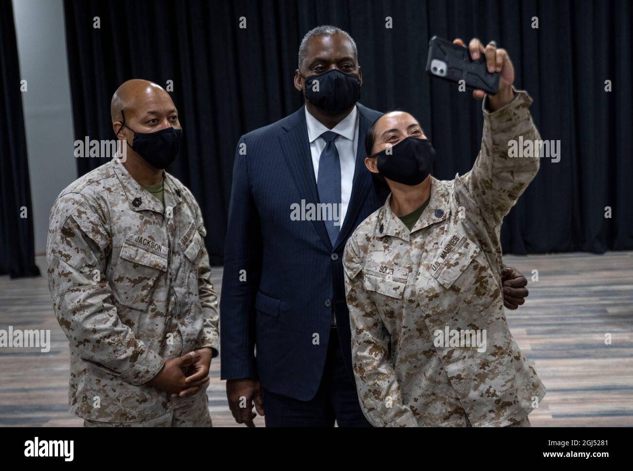 Le secrétaire à la Défense, Lloyd J. Austin III, prend des photos avec les Marines américaines affectées à la 24e unité expéditionnaire maritime (UMM) au Camp Arifjan, au Koweït, le 8 septembre 2021. Le 24e MEU a perdu 10 Marines et un Sailor dans un attentat à l'aéroport international Hamid Karzaï, en Afghanistan, le 26 août 2021, tout en aidant à l'évacuation des citoyens américains et des Afghans du pays. Austin en visite dans la région des États du Golfe rencontre avec des partenaires régionaux et les remercie de leur coopération avec les États-Unis alors que nous avons évacué les Américains, les Afghans et les citoyens d'autres nations d'Afghanistan. Il wi Banque D'Images