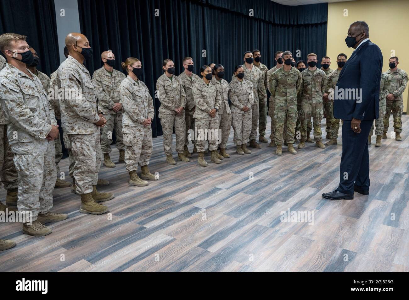 Le secrétaire à la Défense, Lloyd J. Austin III, visite des Marines américaines affectées à la 24e unité expéditionnaire maritime (UMM) et des soldats de la 82e Divsion aéroportée au Camp Arifjan (Koweït), le 8 septembre 2021. Le 24e MEU a perdu 10 Marines et un Sailor et le 82e a eu un soldat tué dans un attentat à l'aéroport international Hamid Karzaï, en Afghanistan, le 26 août 2021. Les unités ont reçu des services de sécurité et ont aidé à l'évacuation des citoyens américains et des Afghans du pays. Austin en visite dans la région des États du Golfe, rencontre avec les partenaires régionaux et les remercie de leur coopération avec Th Banque D'Images
