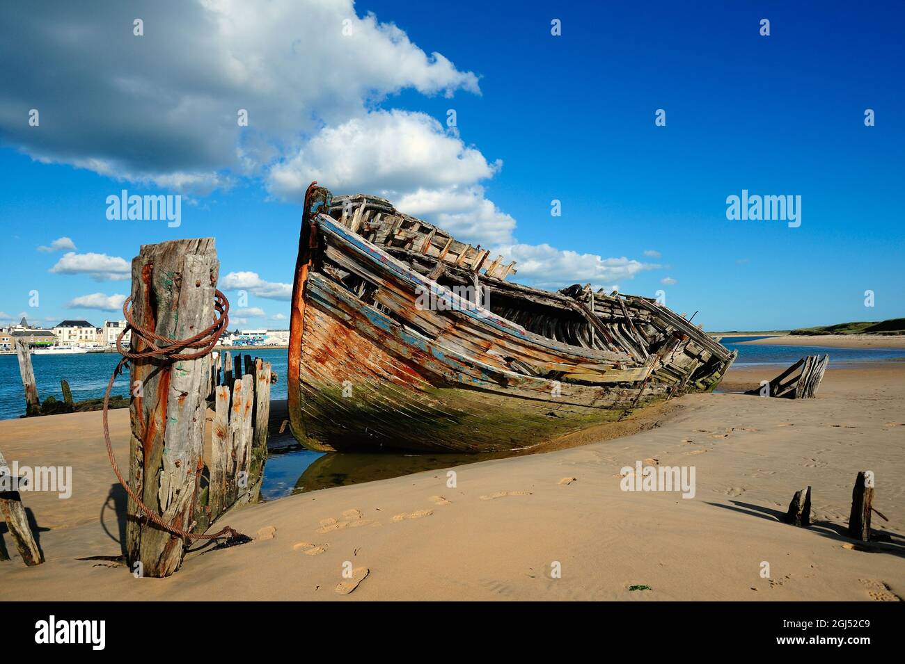 France. Bretagne. Morbihan (56) Plouhinec. Cimetière de bateau du port de  Magouer. Ria d'Etel Thoniers Photo Stock - Alamy