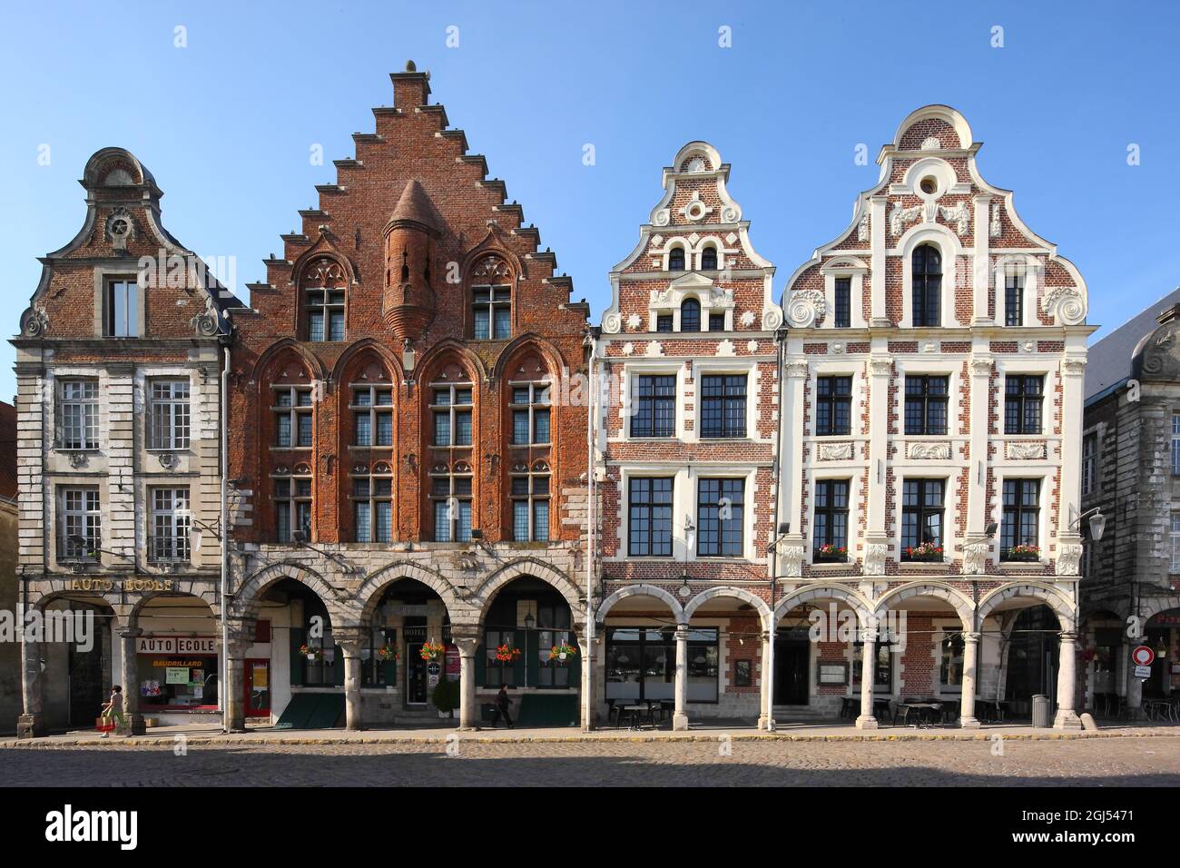 Pas-de-Calais (62) Arras.Sur la Grand place, la plus ancienne maison de la ville : les trois Luppars.(Façade en brique rouge avec tourelle) Banque D'Images