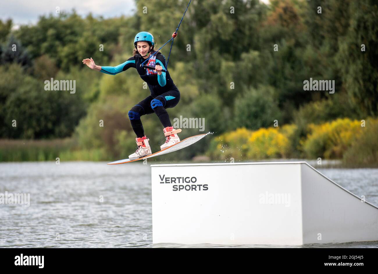 Le wakeboarder fait des trucs. Photo à angle bas d'un homme qui fait du wakeboard sur un lac. Banque D'Images