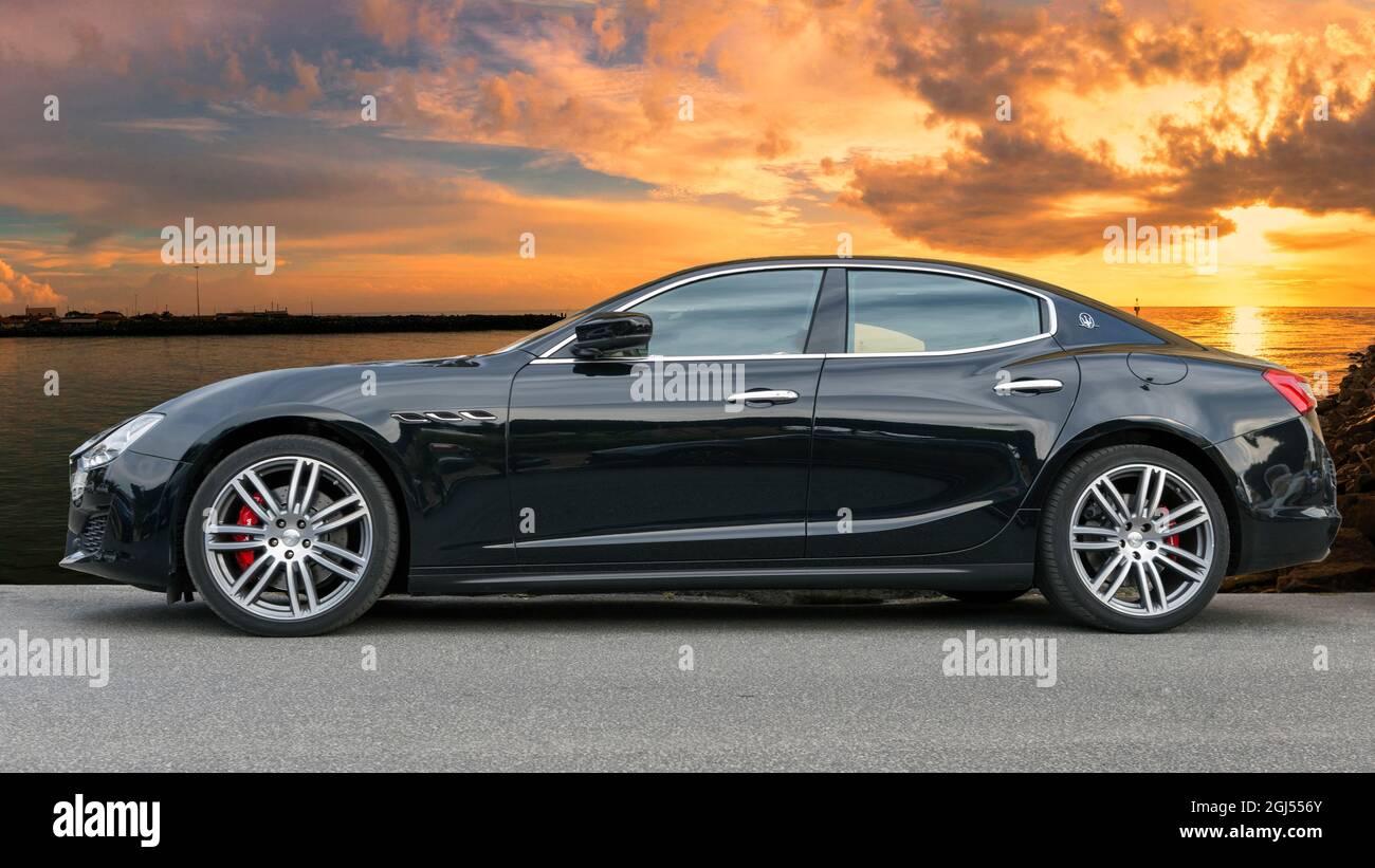 Puissant et élégant avec beau design moderne de voiture de berline  italienne rapide et de luxe Maserati Ghibli dans la couleur de la gunmetal,  produit par Maserati automot Photo Stock - Alamy