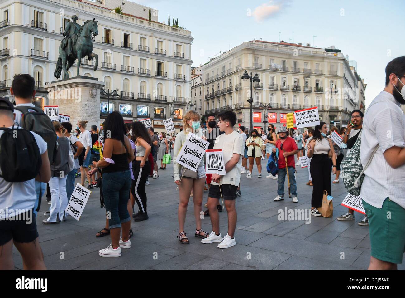 Les manifestants tiennent des pancartes pendant la manifestation.Movimiento Marica Madrid va de l'avant avec la concentration à Puerta del sol, pour dénoncer les agressions homophobes et contre le collectif LGTBi, même après qu'il est devenu connu que l'agression subi dimanche dernier à Malasaña, par un jeune homme a été consensuelle. Un gay de 20 ans a rapporté à la police qu'il avait été agressé dimanche dernier par un groupe d'hommes à capuchon, à l'entrée de son immeuble, dans le quartier de Malasaña. Aujourd'hui, il s'est rétracté et a dit à la police que les blessures n'étaient pas le résultat d'une agression. (Photo par Banque D'Images