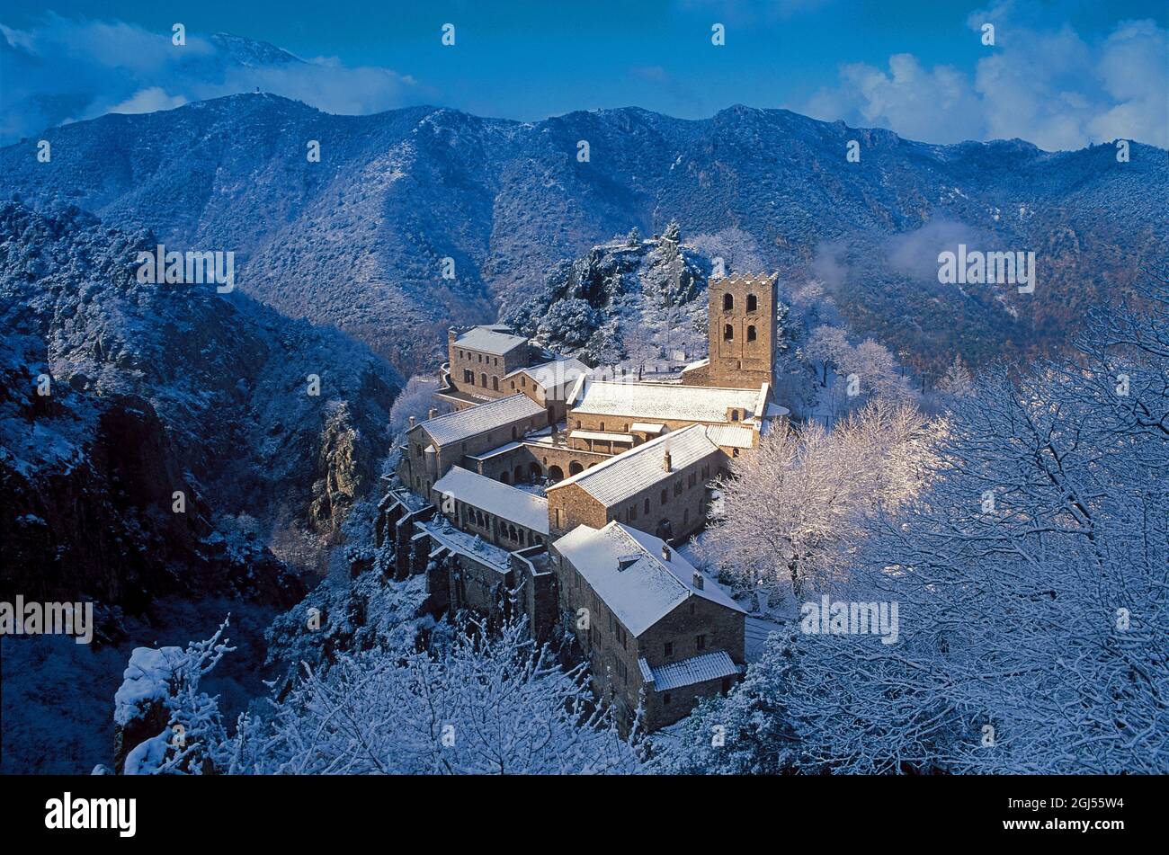 France. Pyrénées Orientales (66) région de Conflent. Abbaye de Saint Martin du Canigou sous la neige Banque D'Images