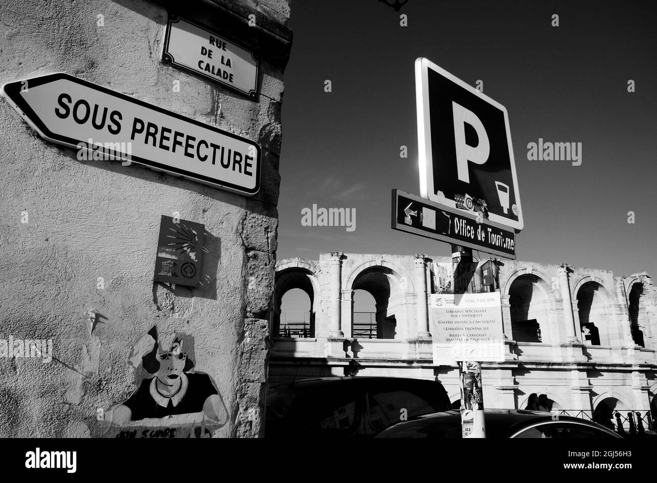 Vue sur la rue, Arles, Bouches du Rhône, Sud de la France Banque D'Images