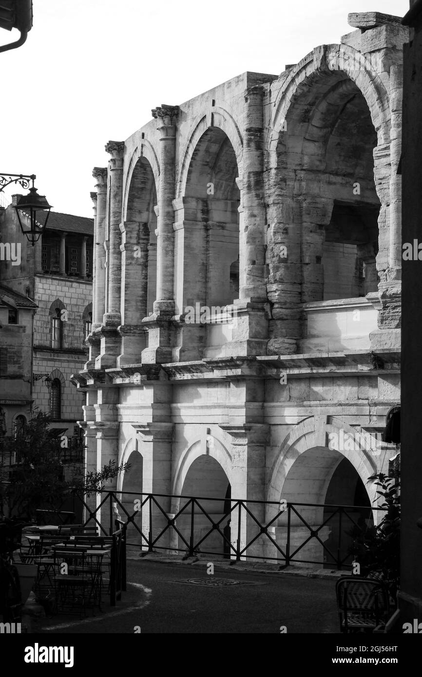 Arènes antiques romaines, vue sur la rue, Arles, Bouches du Rhône, Sud de la France Banque D'Images