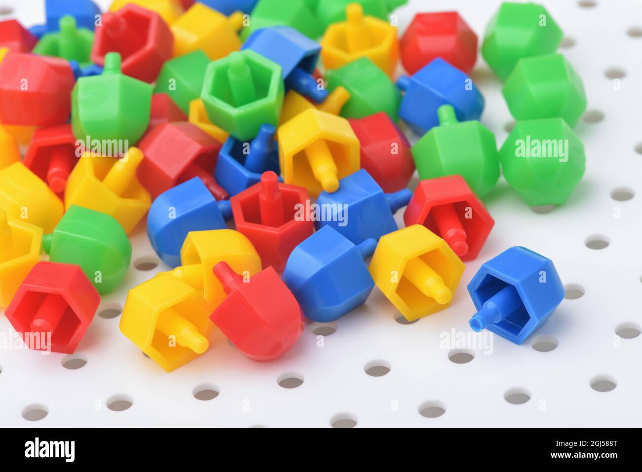 Gros plan du jeu de puzzle en mosaïque de plastique coloré Banque D'Images