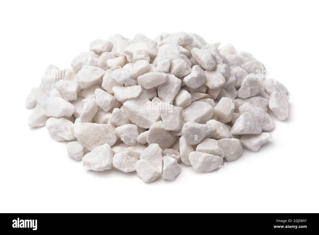 Pile de copeaux de marbre naturellement broyés isolés sur du blanc Banque D'Images
