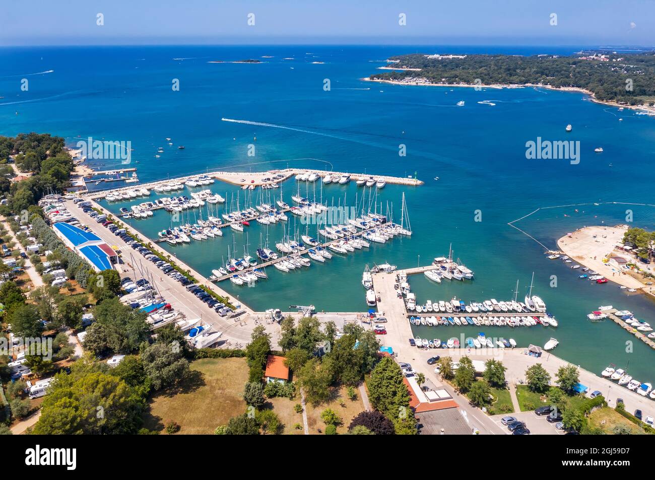 Une incroyable prise de vue aérienne de la marina de Funtana avec des yachts et des bateaux à Funtana, Istria, Croatie Banque D'Images