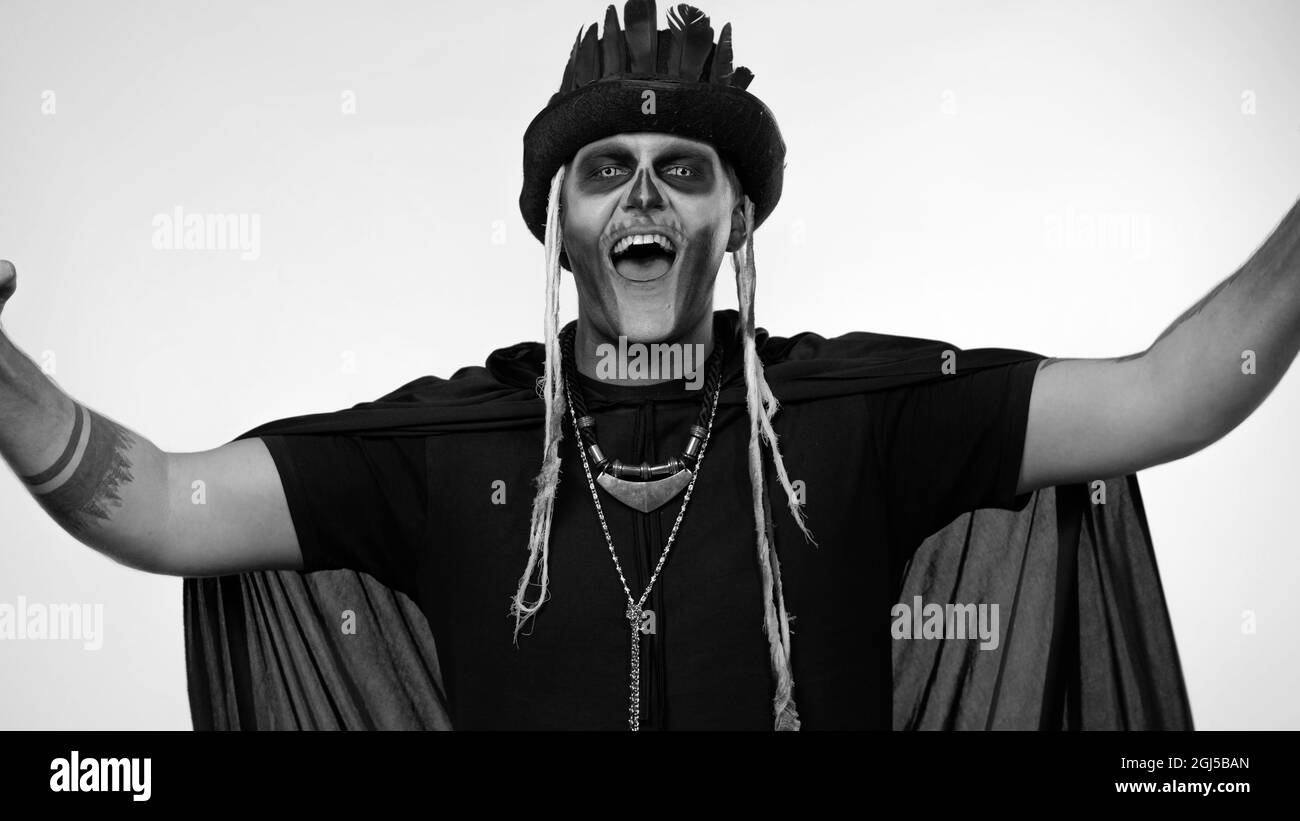 Joyeux homme créepy avec maquillage squelette célébrant la victoire, se  réjouissant émotionnellement dans le succès de la victoire Photo Stock -  Alamy