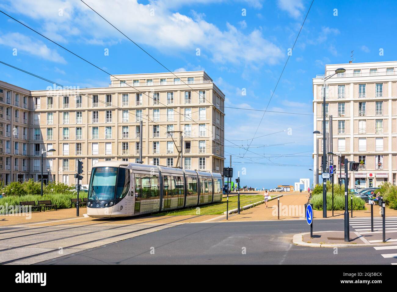 Tramway au Havre, en France, traversant le complexe de la porte Oceane par  Auguste Perret Photo Stock - Alamy