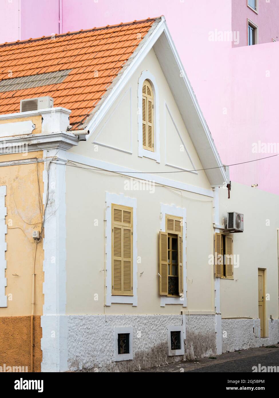 Sala Museu Amilcar Cabral. Maisons traditionnelles datant de l'époque coloniale à Platon, rue Dr. Julio Abreu, la capitale Praia sur l'Ilha de Santiag Banque D'Images