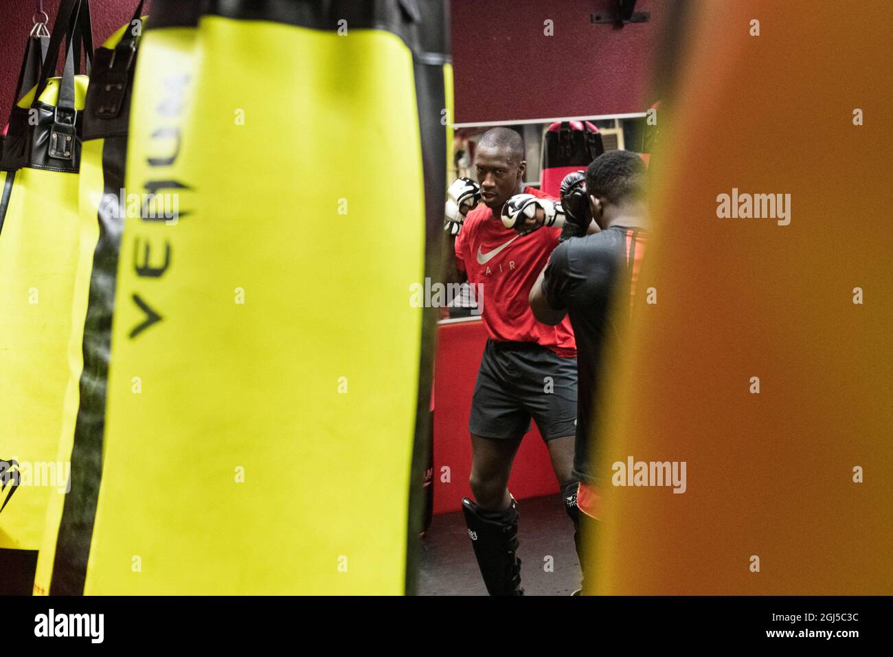 Les combattants de la MMA se disputent entre les partenaires de combat lors d'une séance d'entraînement de la MMA au club de Platinium à Paris. Paris, France, 8 septembre 2021. Photo de Daniel Derajinski/ABACAPRESS.COM Banque D'Images