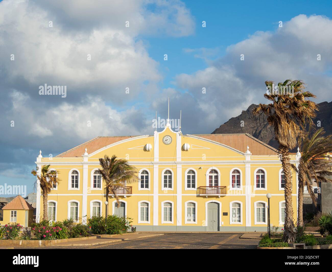 Hôtel de ville et administration. Ville de Ponta do sol, île de Santo Antao, Cap-Vert. (Usage éditorial uniquement) Banque D'Images
