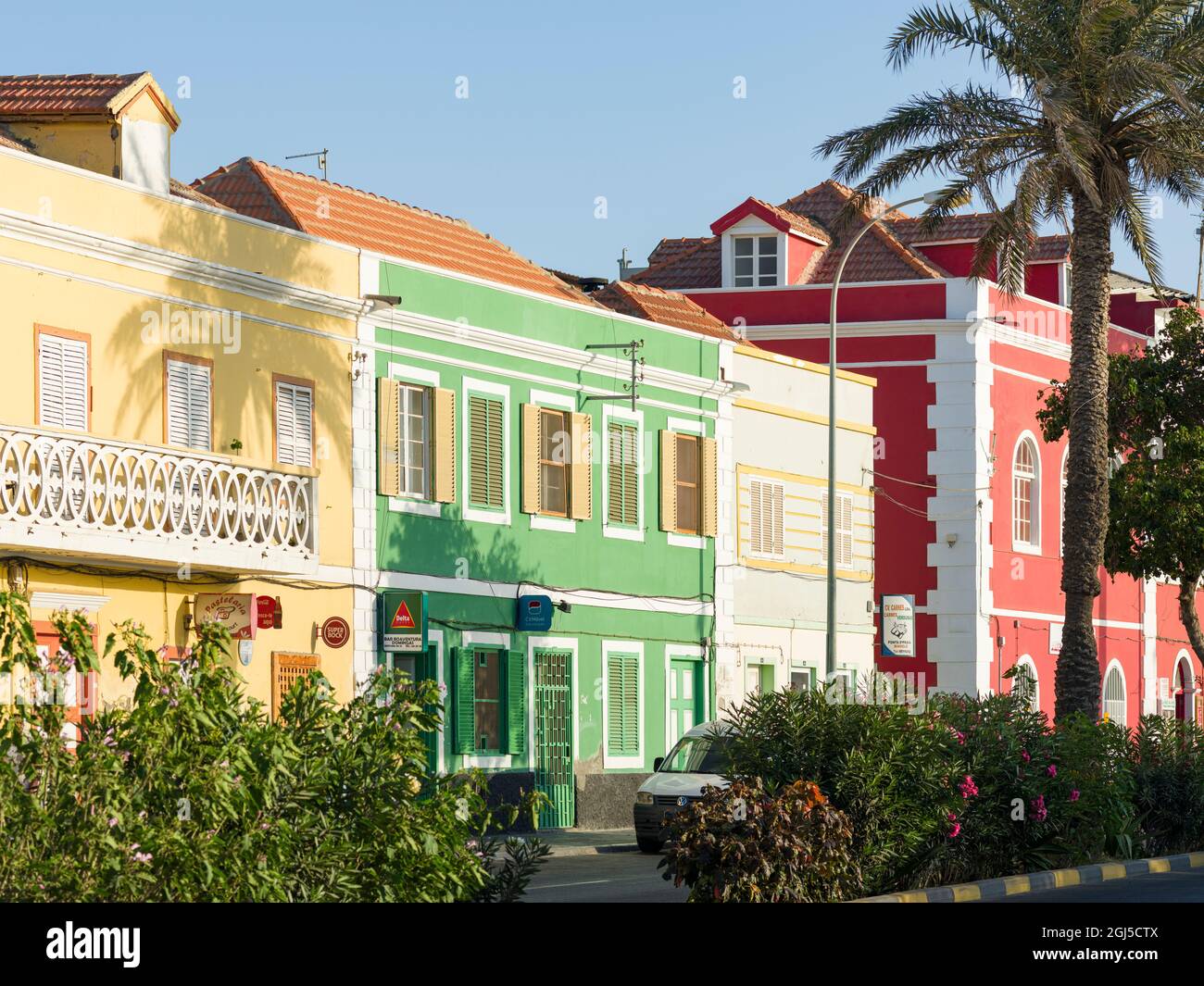 Rua de Praia ou Avenida da Republica avec de vieilles maisons de commerce (armazens). Ville Mindelo, un port maritime sur l'île de Sao Vicente, le Cap Verd Banque D'Images