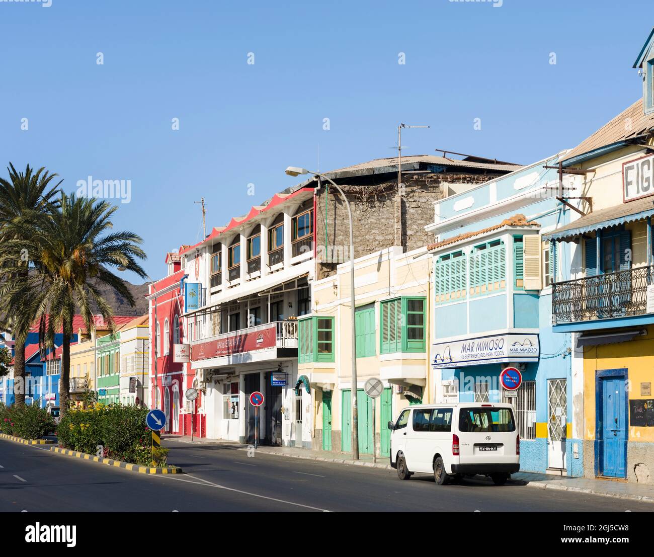 Rua de Praia ou Avenida da Republica avec de vieilles maisons de commerce (armazens). Ville Mindelo, un port maritime sur l'île de Sao Vicente, le Cap Verd Banque D'Images