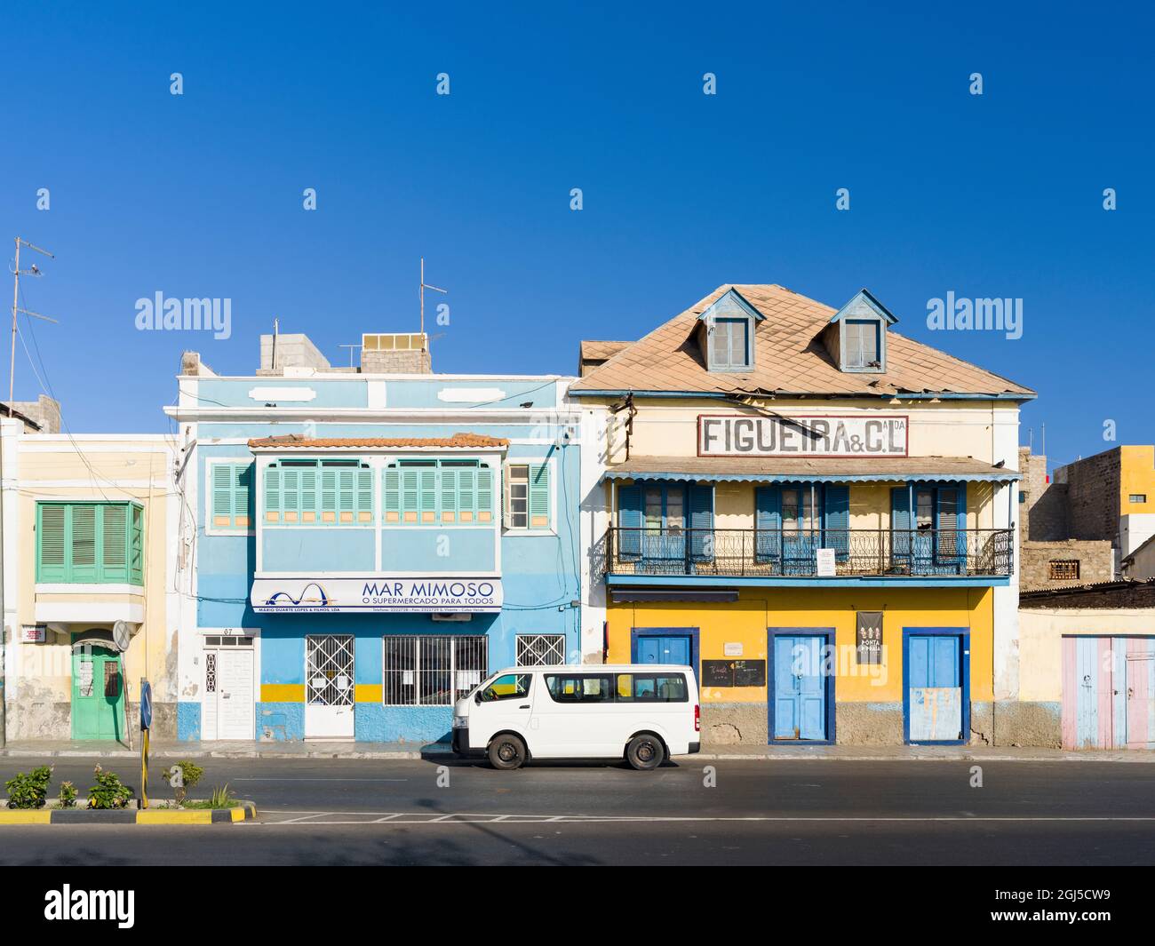 Rua de Praia ou Avenida da Republica avec de vieilles maisons de commerce (armazens). Ville Mindelo, un port maritime sur l'île de Sao Vicente, le Cap Verd Banque D'Images