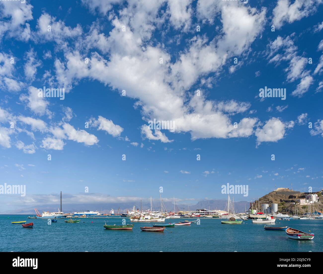 Vue sur le port, Santo Antao en arrière-plan. Ville Mindelo, un port maritime sur l'île de Sao Vicente, Cap-Vert. Afrique Banque D'Images