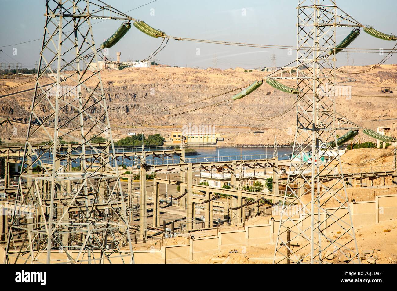 Haute Égypte, ville d'Assouan, pont traversant le haut barrage d'Assouan Banque D'Images