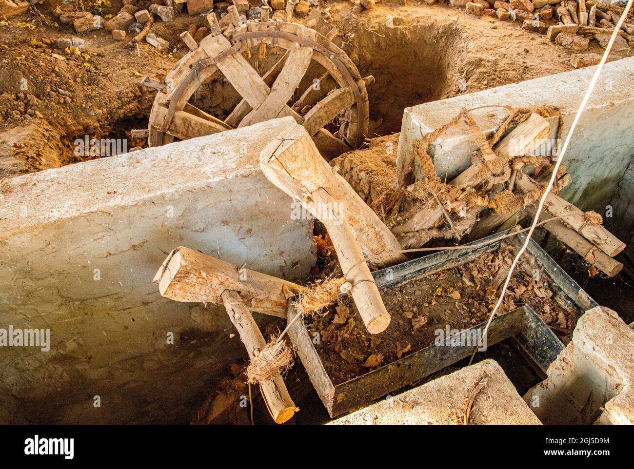 Haute Égypte, Louxor, Cisjordanie, île de Banana, ancienne roue d'eau en bois, ombre ou ombre, utilisée pour soulever l'eau jusqu'à la terre Banque D'Images