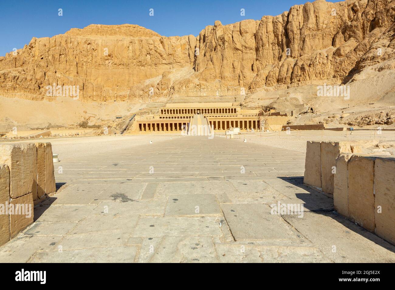 Égypte. Le temple mortuaire de la reine Hatshepsut, le Djeser-Djeseru (Saint des Saints), est situé sous les falaises de Deir el Bahari sur la rive ouest Banque D'Images