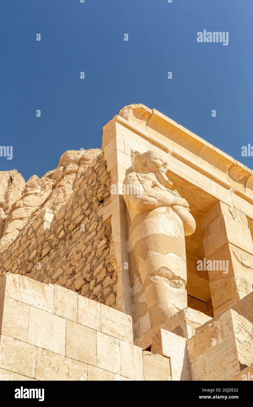 Égypte. Le temple mortuaire de la reine Hatshepsut, le Djeser-Djeseru (Saint des Saints), est situé sous les falaises de Deir el Bahari sur la rive ouest Banque D'Images