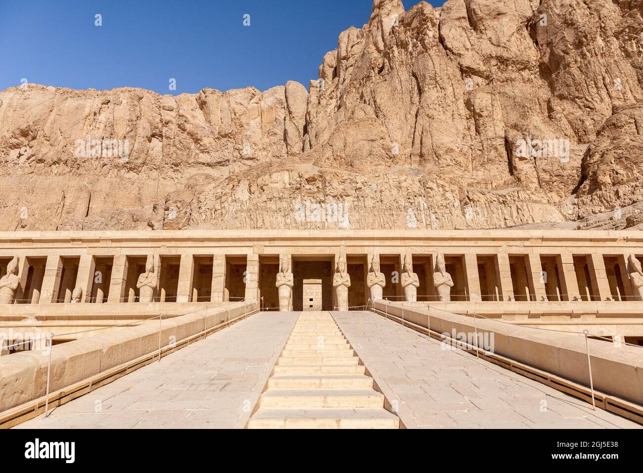 Égypte. Le temple mortuaire de la reine Hatshepsut, le Djeser-Djeseru (Saint des Saints), est situé sous les falaises de Deir el Bahari sur la rive ouest Banque D'Images