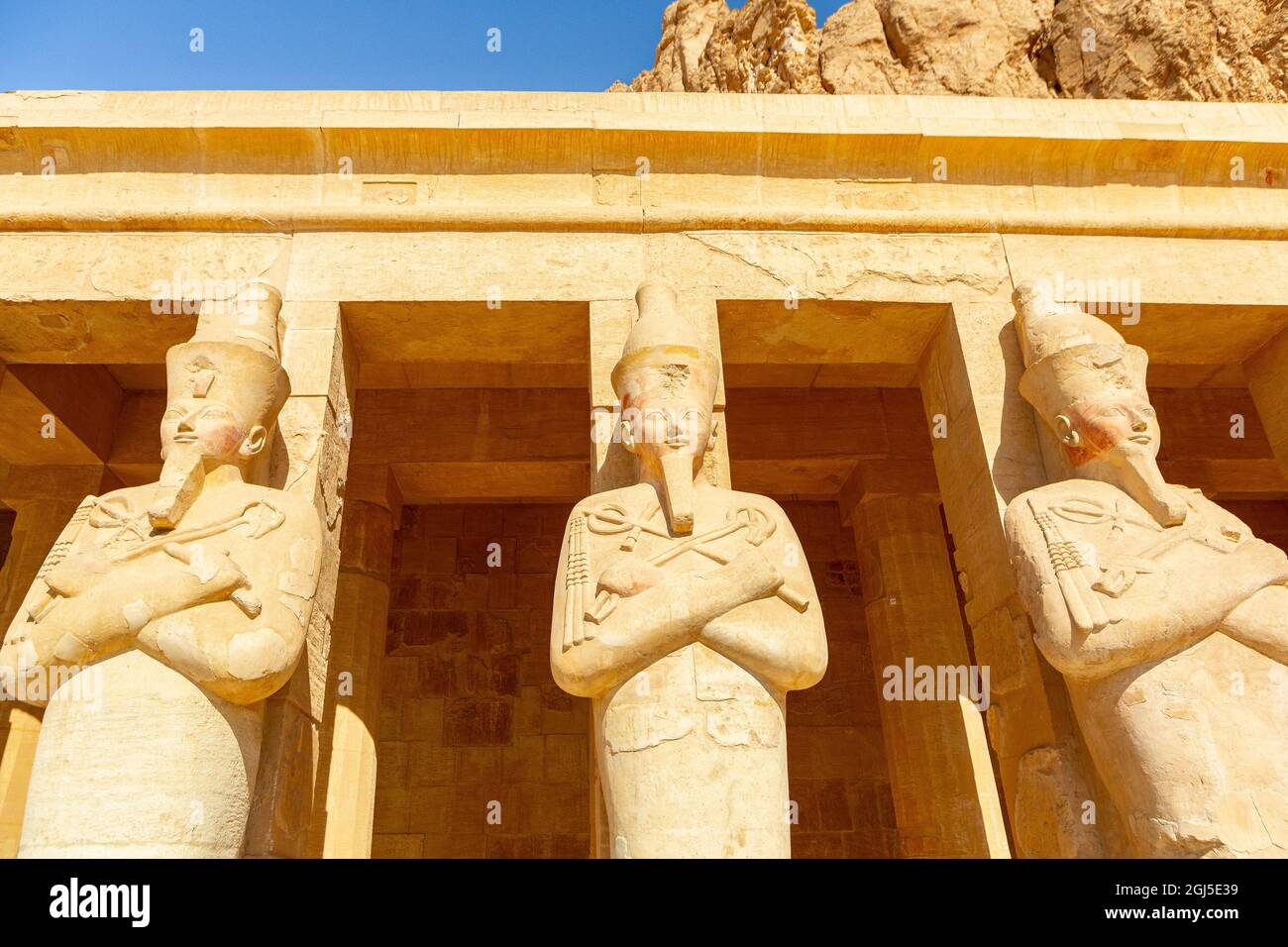 Égypte. Le temple mortuaire de la reine Hatshepsut, le Djeser-Djeseru (Saint des Saints), est situé sous les falaises de Deir el Bahari sur la rive ouest Banque D'Images