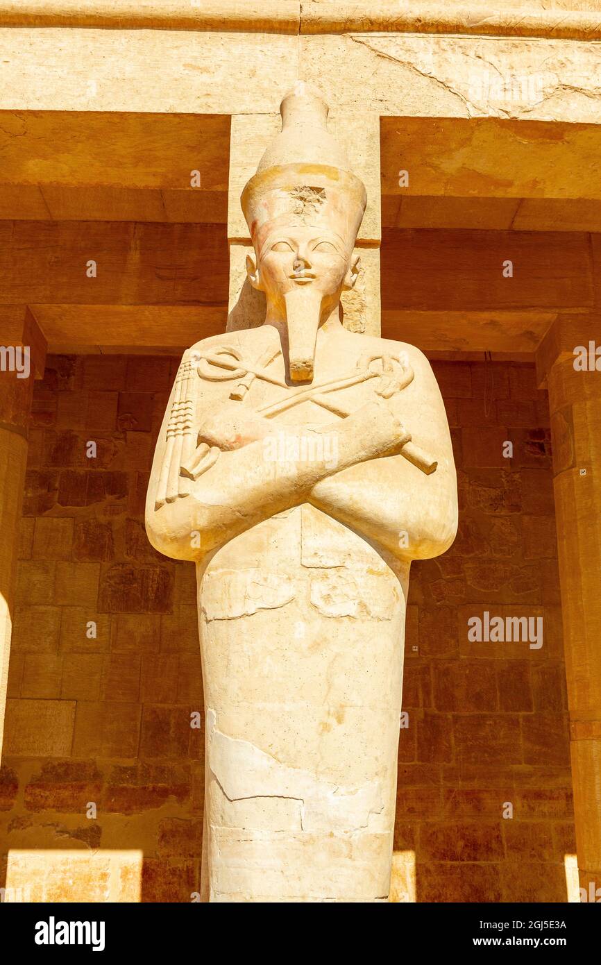 Égypte. Le temple mortuaire de la reine Hatshepsut, le Djeser-Djeseru (Saint des Saints), est situé sous les falaises de Deir el Bahari sur la rive ouest Banque D'Images