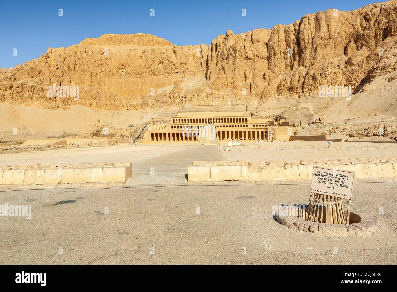 Égypte. Le temple mortuaire de la reine Hatshepsut, le Saint des Saints, est situé sous les falaises de Deir el Bahari sur la rive ouest du Nil près Banque D'Images