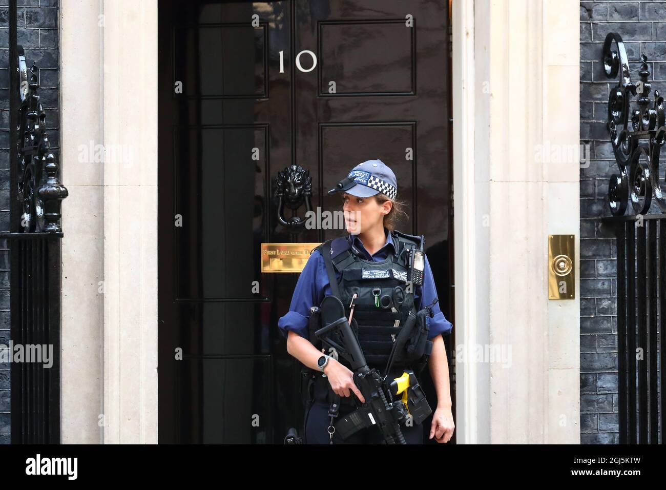 Une femme officier de police armé qui garde Downing Street n° 10 lors d'une alerte à la bombe, en tant que colis suspect, est laissée sans surveillance à proximité, Londres, Royaume-Uni Banque D'Images