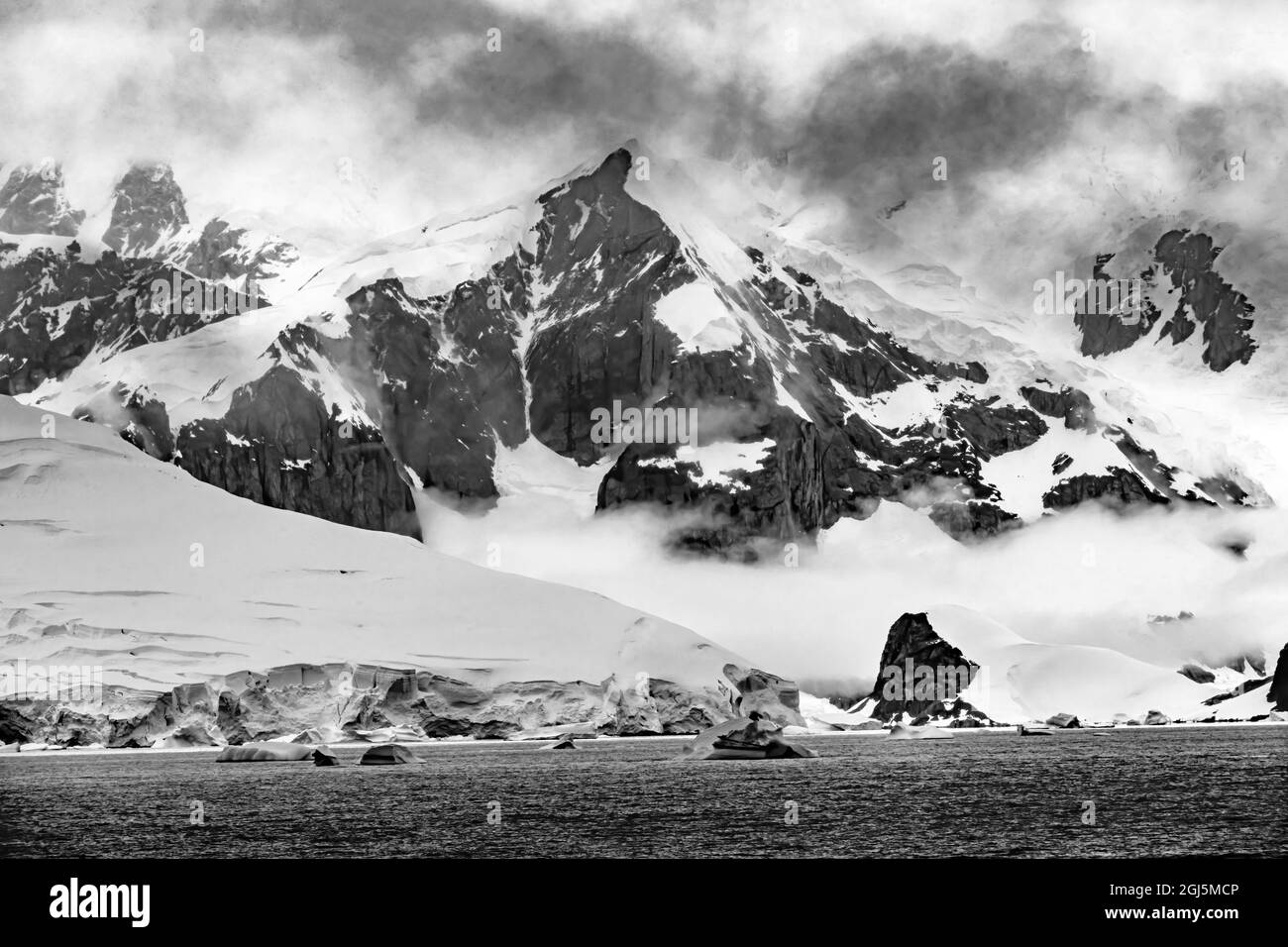 Glaciers d'eau de mer blanc noir montagnes des neiges Baie de Charlotte, Antarctique. Banque D'Images